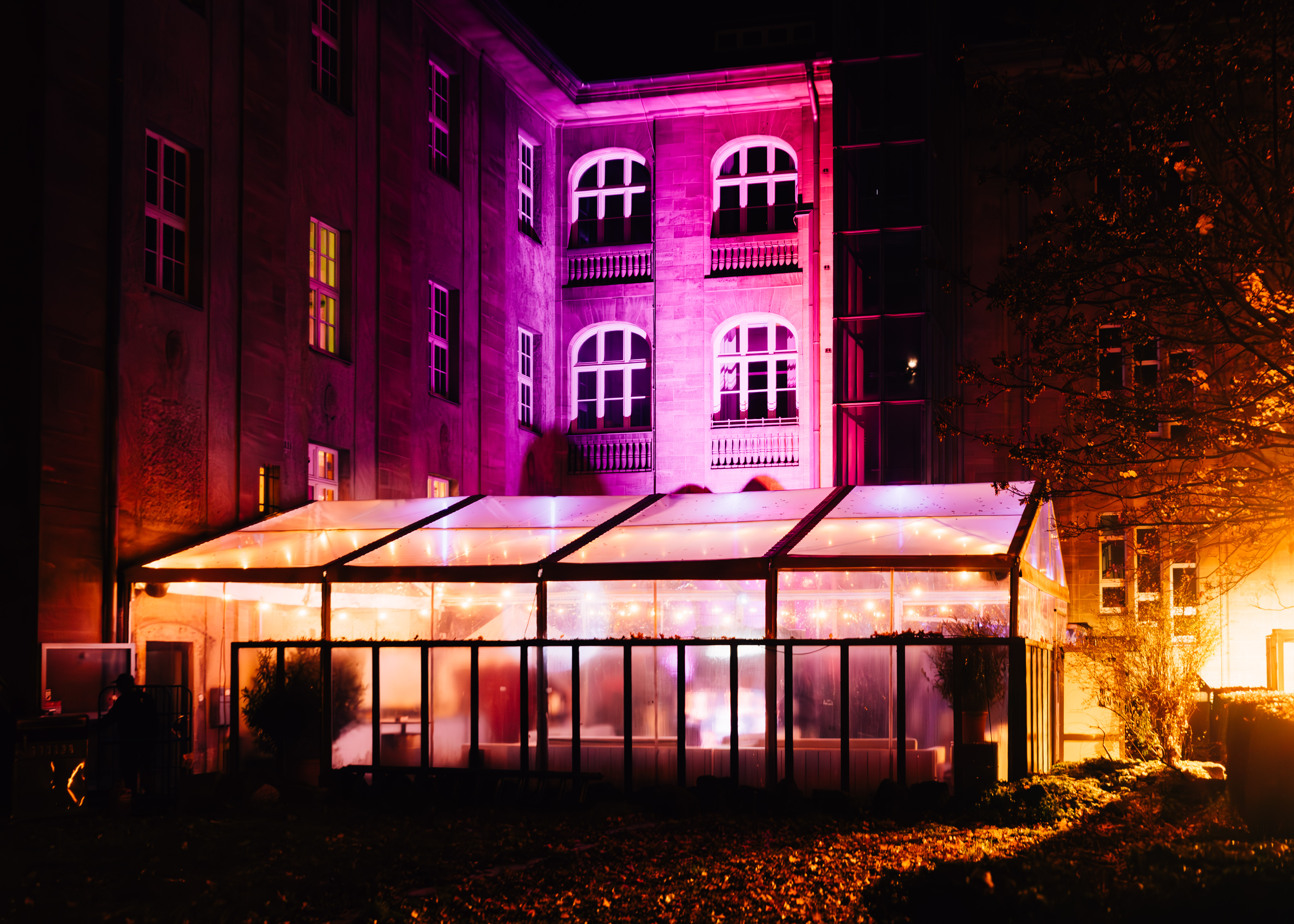 Club Savoy Außenbereich bei Nacht